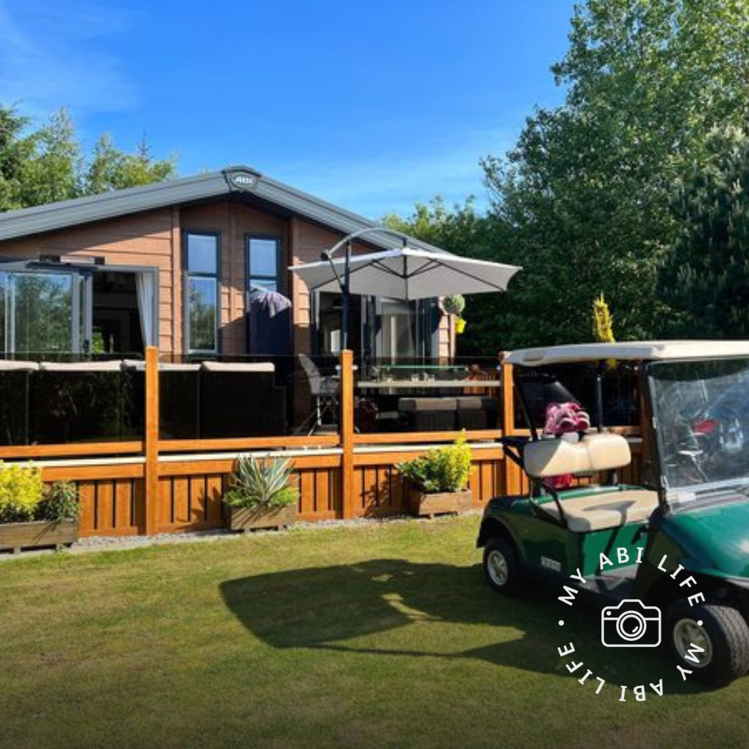 Summer skies over this stunning Harrogate Lodge ☀️

📸 Adrian Jackson <a target